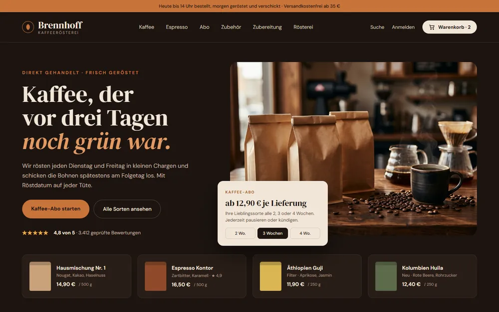 Beispiel-Website für eine Kaffeerösterei: dunkle Startseite mit Kaffeetüten auf Holztresen, Karte für das Kaffee-Abo und Sorten-Kacheln mit Preisen