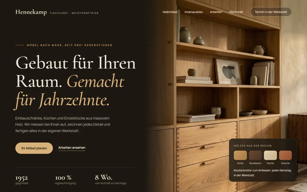 Beispiel-Website für eine Tischlerei: dunkle, edle Startseite mit Serifen-Überschrift und einer maßgefertigten Einbauwand aus Eiche