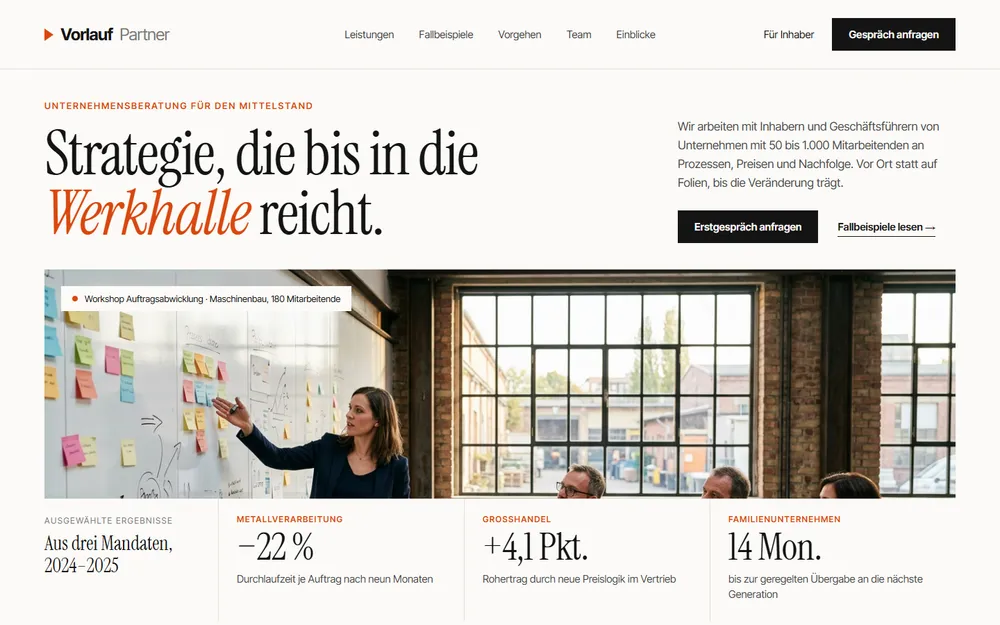 Beispiel-Website für eine Unternehmensberatung: eine Beraterin erklärt Abläufe an einer Wand voller Haftnotizen, darunter Kennzahlen aus drei Mandaten