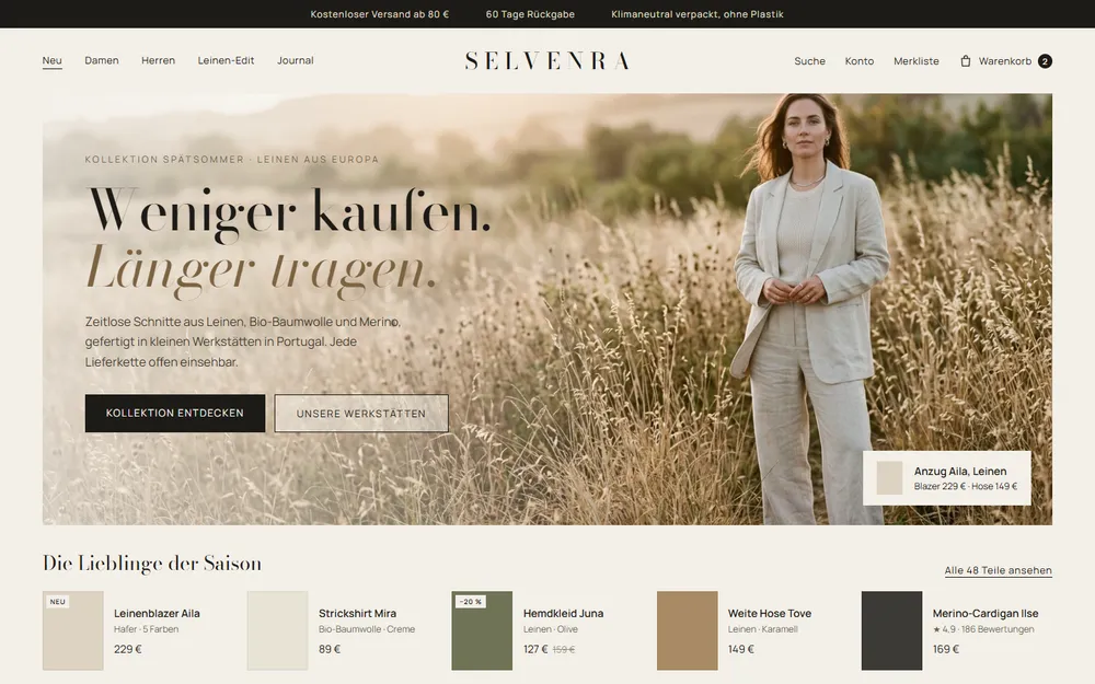 Beispiel-Website für ein Modelabel: Editorial-Startseite mit Kampagnenfoto einer Frau im Leinenanzug im Gräserfeld und einer Reihe Saison-Lieblinge mit Preisen