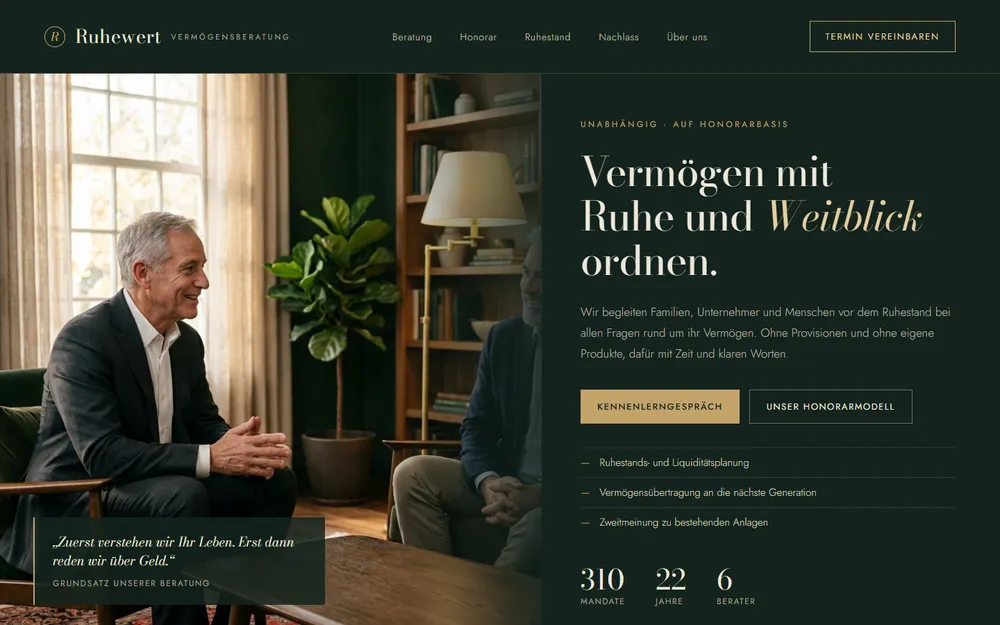 Beispiel-Website für eine unabhängige Vermögensberatung: ein Berater im Gespräch in einem ruhigen Beratungszimmer mit dunkelgrünen Wänden und Bücherregal