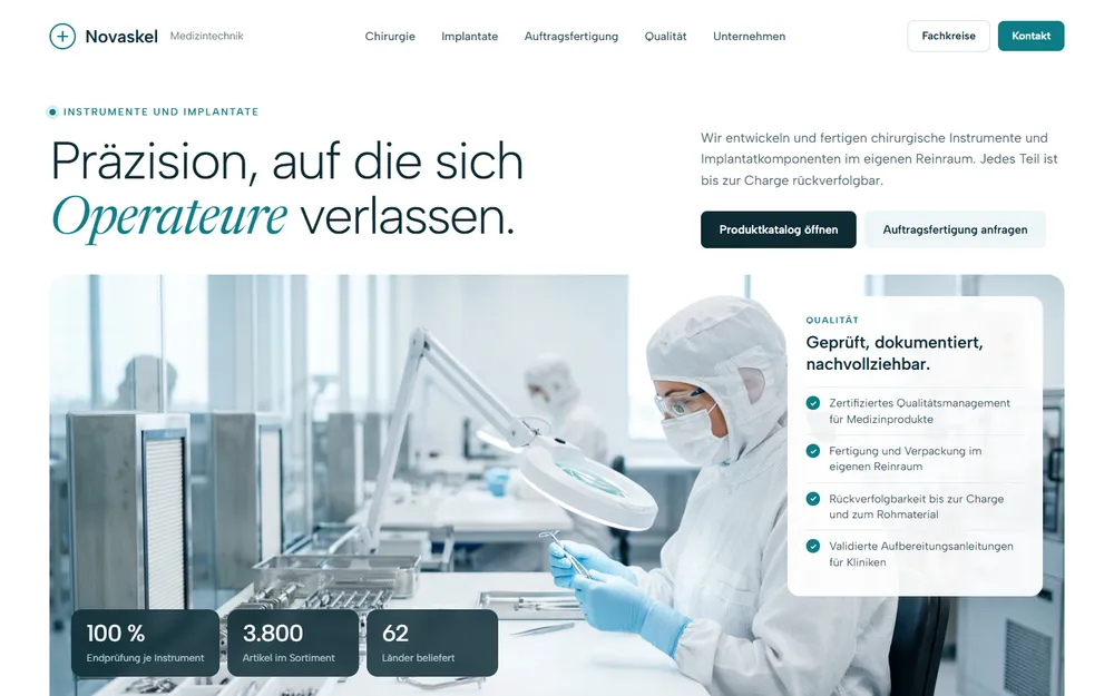 Beispiel-Website für Medizintechnik: klinisch helle Startseite mit Reinraum-Foto, Kennzahlen und einer Karte zu Qualität und Rückverfolgbarkeit