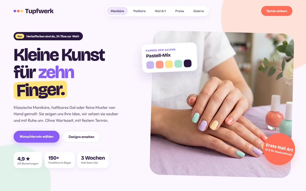 Beispiel-Website für ein Nagelstudio: verspielte Startseite in Flieder und Koralle mit frisch lackierten Nägeln in Pastellfarben und Farbfeldern der Saison