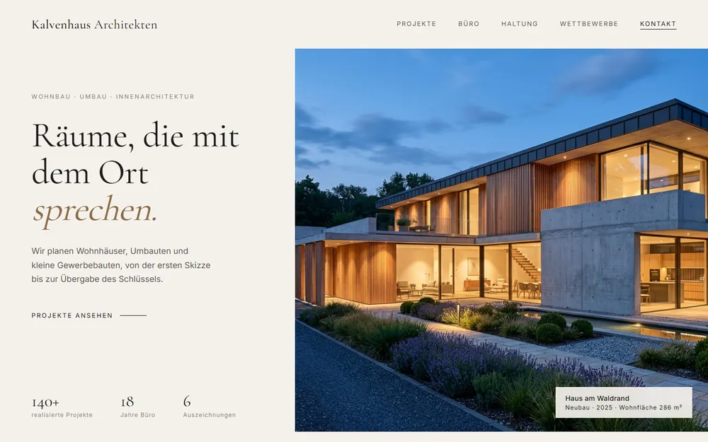 Beispiel-Website für ein Architekturbüro: ruhige Typografie, großes Projektfoto einer Villa zur blauen Stunde