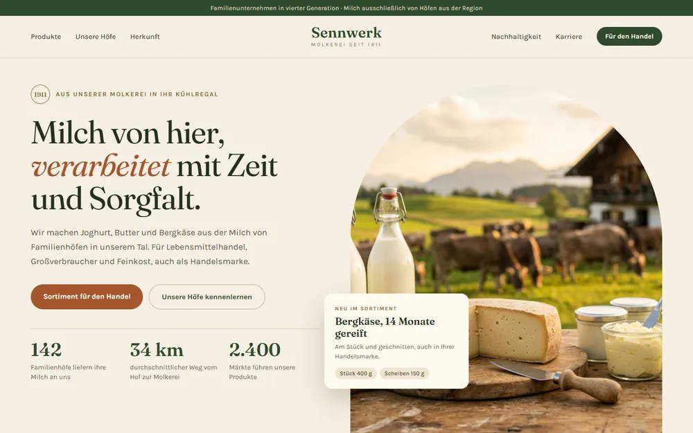 Beispiel-Website für eine Familienmolkerei: cremefarbene Startseite mit Serifen-Überschrift und einem Foto mit Milchflaschen, Bergkäse und Kühen auf der Weide
