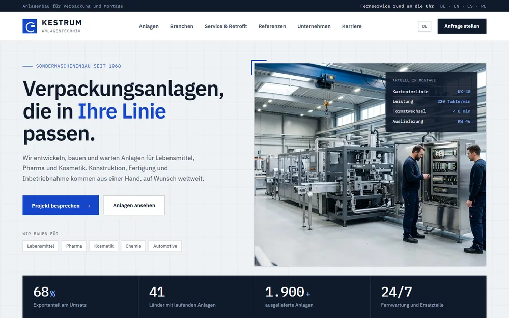 Beispiel-Website für Maschinenbau: helle Startseite im technischen Raster, Foto aus der Montagehalle mit Datenkarte zur Anlage und Export-Kennzahlen