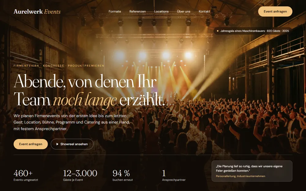 Beispiel-Website für eine Eventagentur: bildfüllendes Foto einer Firmengala in einer Industriehalle mit goldenem Bühnenlicht und eleganter Serifen-Headline