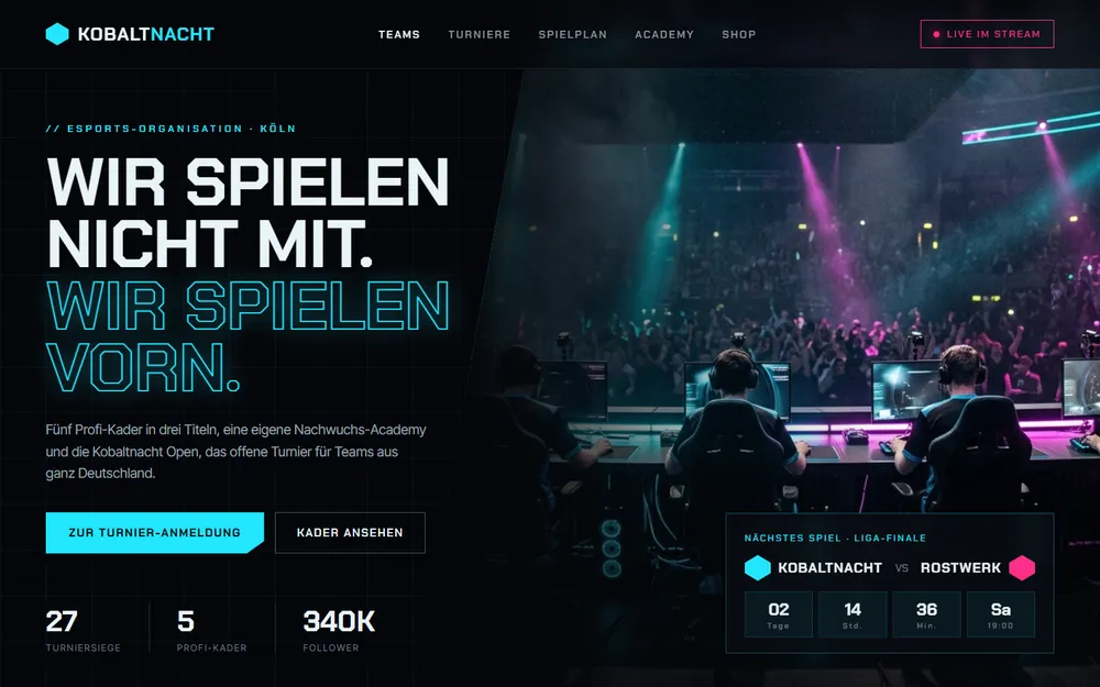 Beispiel-Website für ein Esports-Team: Spieler an leuchtenden PCs auf einer dunklen Arena-Bühne mit Neonlicht, dazu ein Countdown zum nächsten Spiel