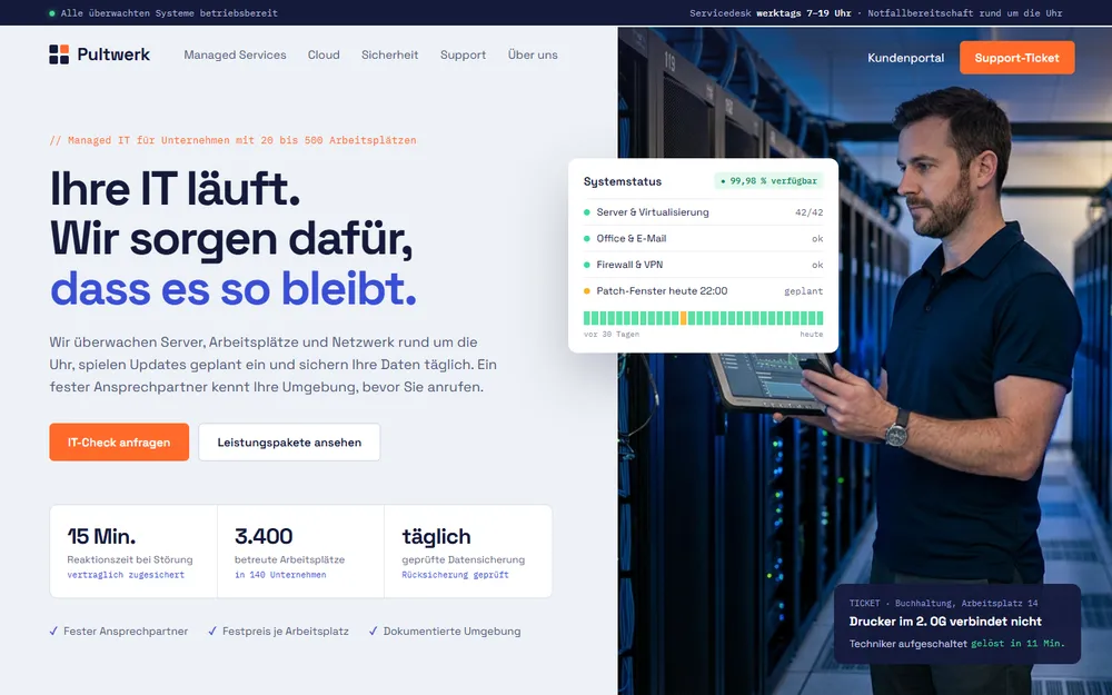 Beispiel-Website für einen IT-Dienstleister: ein Techniker mit Tablet im Serverraum, daneben eine Systemstatus-Anzeige und ein gelöstes Support-Ticket