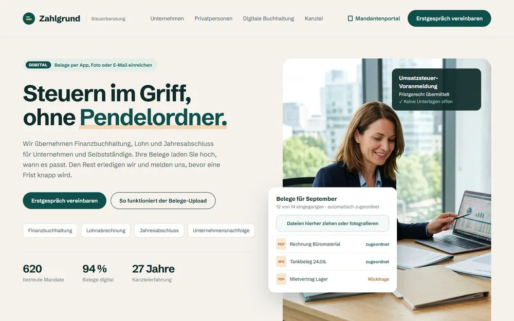 Beispiel-Website für eine Steuerberatungskanzlei: eine Steuerberaterin am hellen Schreibtisch, davor eine Karte zum Belege-Upload mit zugeordneten Dateien