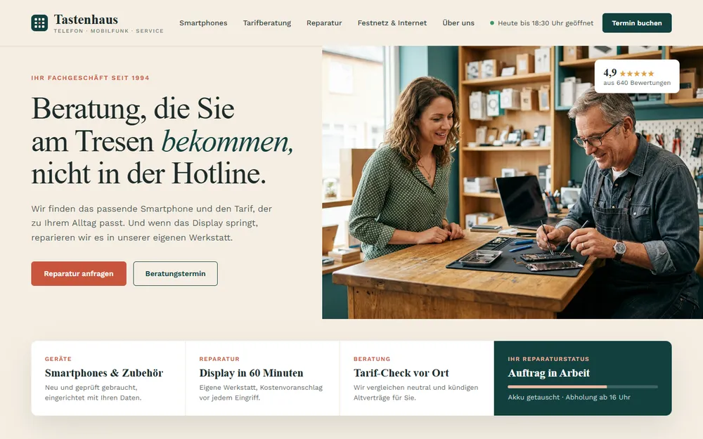 Beispiel-Website für einen Telekommunikations-Fachhändler: ein Techniker repariert am Holztresen ein Smartphone, darunter Kacheln zu Geräten, Reparatur und Tarifberatung