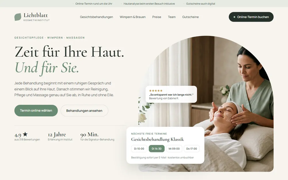 Beispiel-Website für ein Kosmetikinstitut: helle Startseite mit einer Gesichtsbehandlung in ruhigem Raum und einer Karte mit freien Online-Terminen