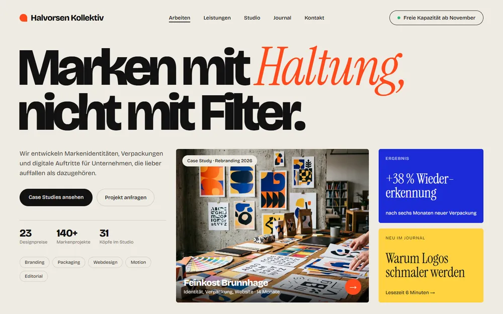 Beispiel-Website für eine Kreativagentur: riesige Headline in Schwarz und Orange über einer Case Study mit Plakaten und Verpackungen im Designstudio
