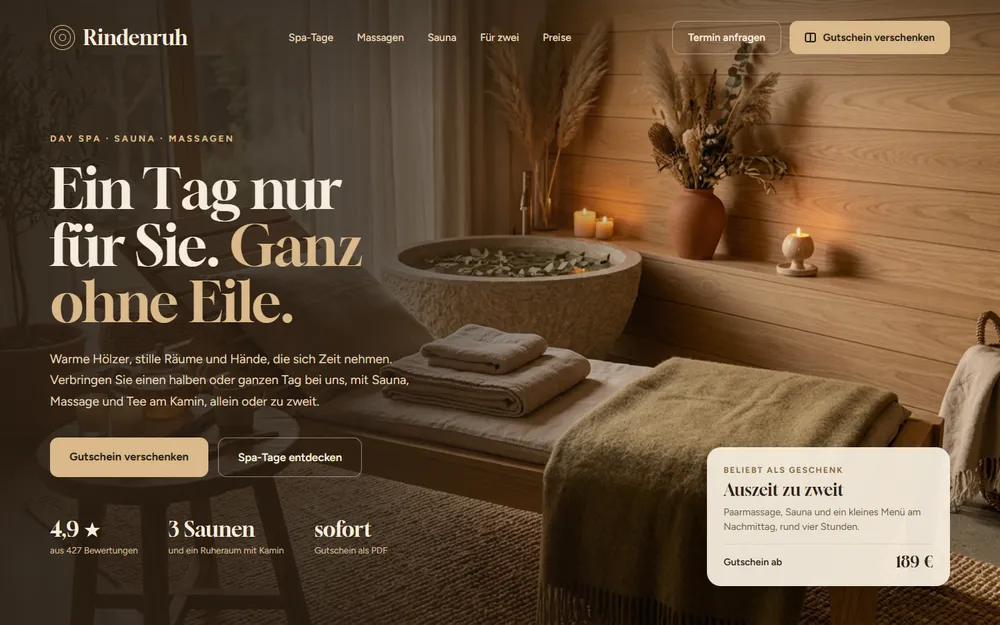 Beispiel-Website für ein Day Spa: warmer Ruheraum mit Holzliege, Steinbecken und Kerzenlicht und einer Karte zum Verschenken eines Gutscheins