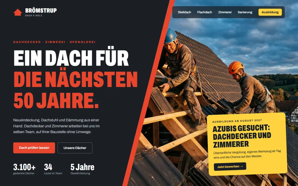 Beispiel-Website für einen Dachdecker- und Zimmereibetrieb: kräftige Startseite mit großer Überschrift, gelber Karte „Azubis gesucht“ und zwei Dachdeckern im Abendlicht