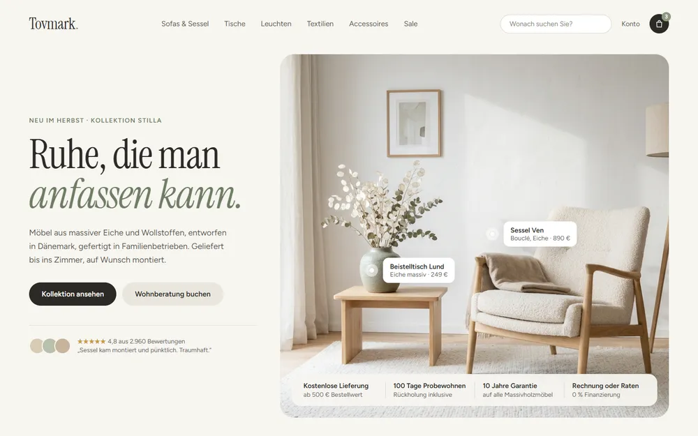 Beispiel-Website für Möbel und Wohnaccessoires: helles skandinavisches Wohnzimmer mit Bouclé-Sessel und Preisschildern direkt im Bild